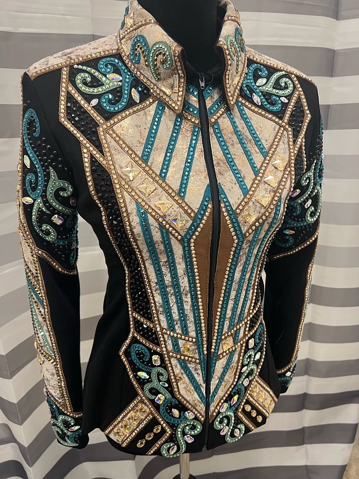 This is one everyone is looking for! In on consignment at  CRS Custom Creations. This stunning new Totally Outfitted LLC showmanship jacket! Priced at $4,000 plus shipping. All sales are final. 🩶 Bust 33 Waist 30  Hip 38  Shoulder 15.5  Arms 23  Length 24